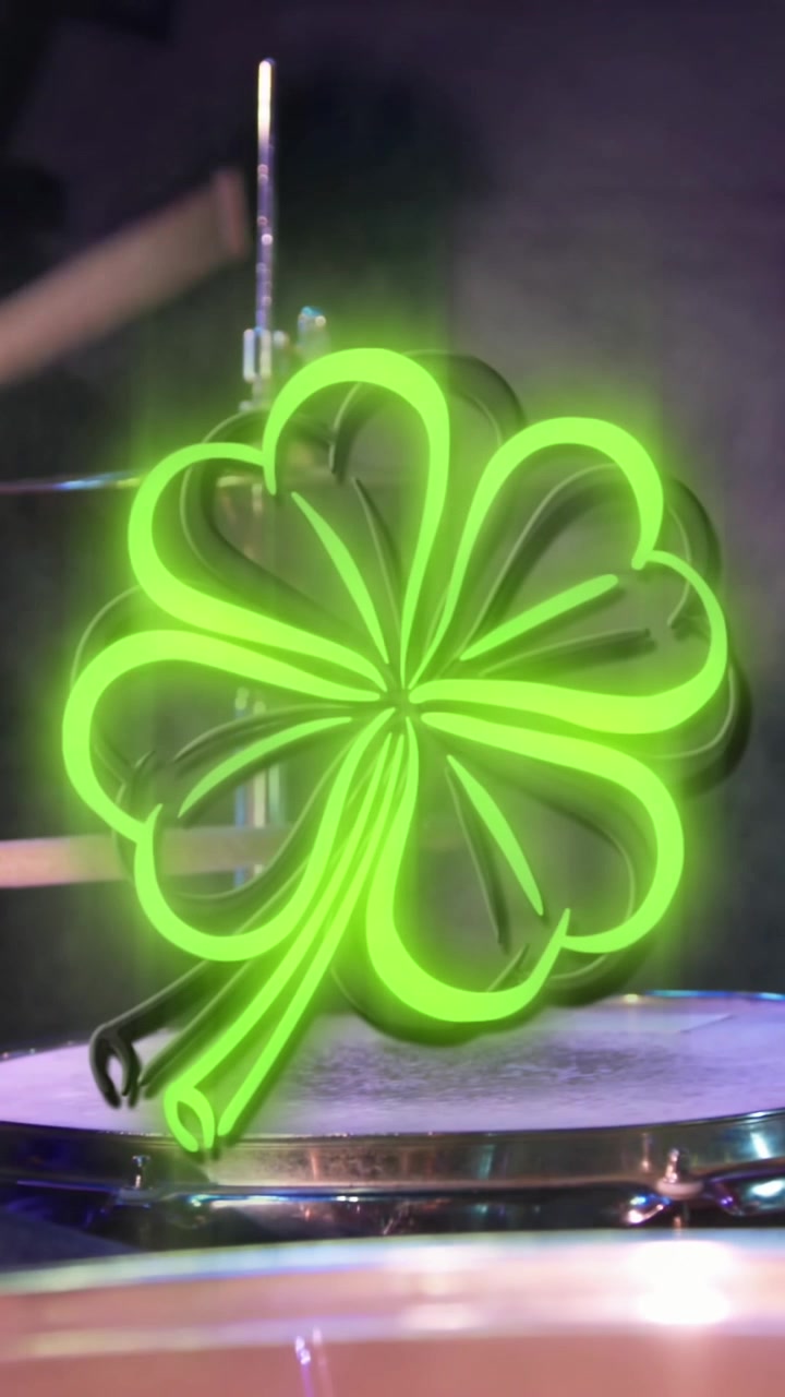 Animazione di un neon di trifoglio verde del giorno di San Patrizio sopra un batterista sul palco.