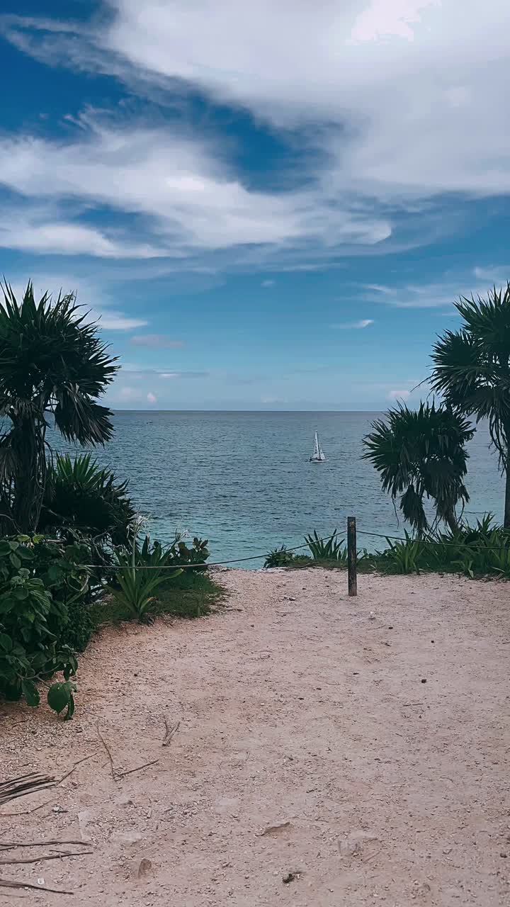 playa tropical con velero