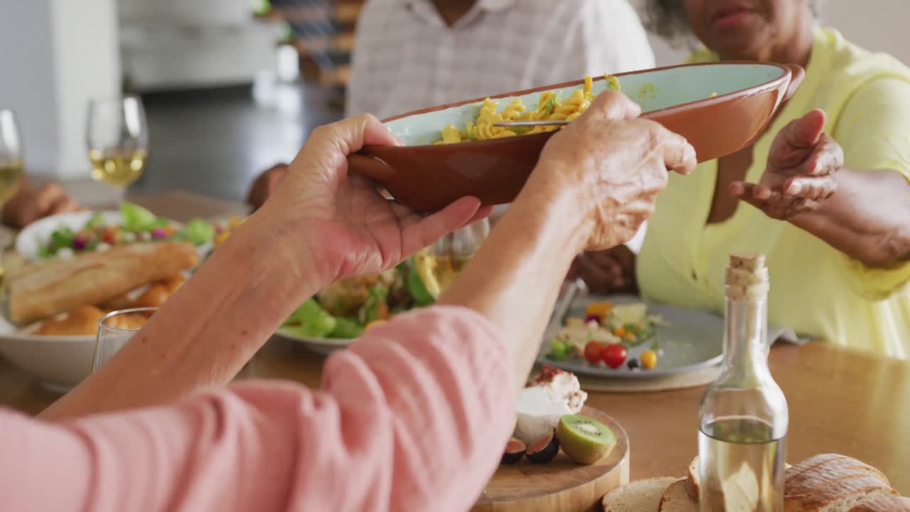 은퇴 가정 에서 저녁 식사를 하는 행복 한 노인 다양 한 사람 들 의 초상화