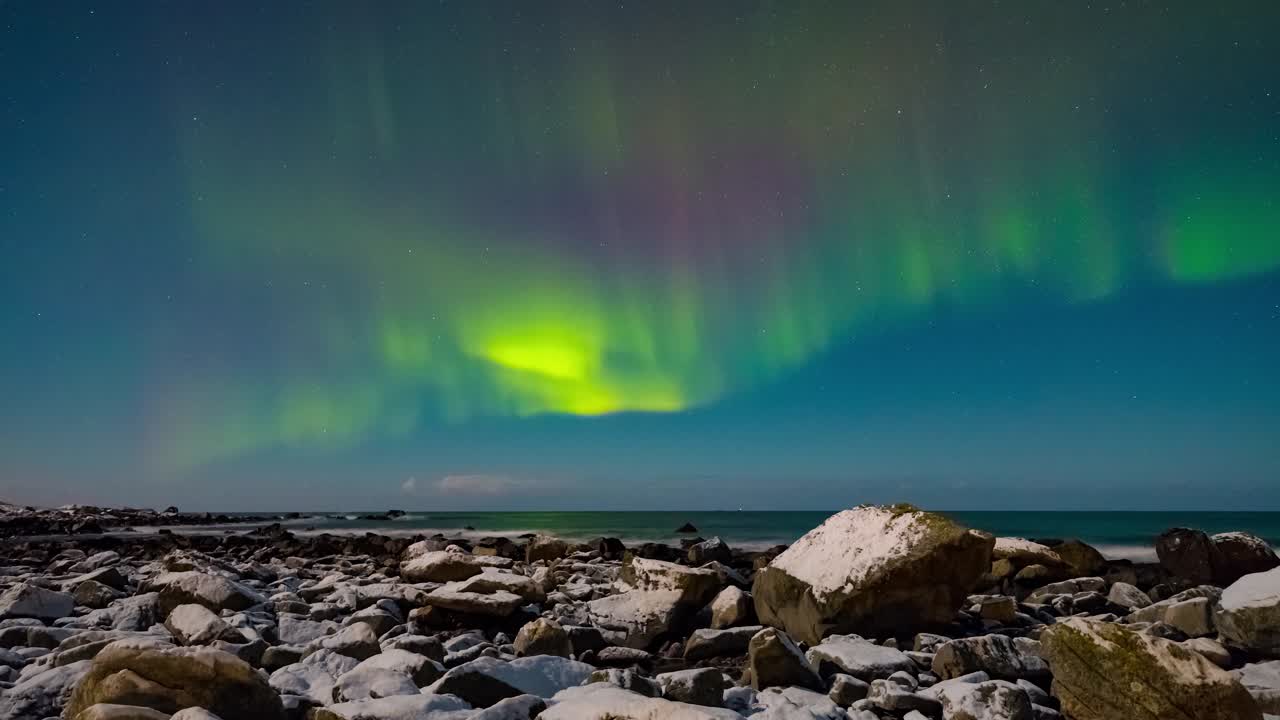 노르웨이 바다의 해변에서 하룻밤