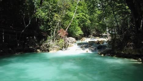 tiro de dron de un hermoso río