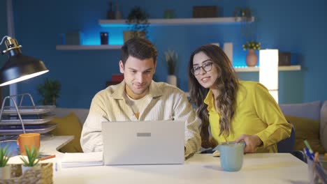 Marido-Y-Mujer-Independientes-Realizando-Juntos-Un-Trabajo-En-Equipo.