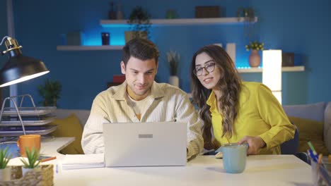 marido y mujer freelance realizando trabajo en equipo juntos.
