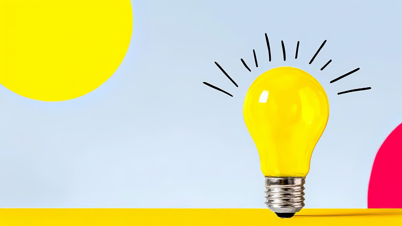 Lampadina colorata su sfondo vivace. Una lampadina gialla si trova su una superficie gialla con cerchi colorati dietro di essa durante il giorno