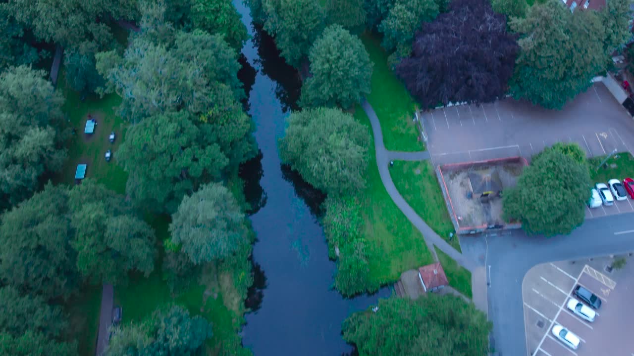 imágenes aéreas de drones siguiendo y mirando hacia el río little ouse en norfolk, inglaterra
