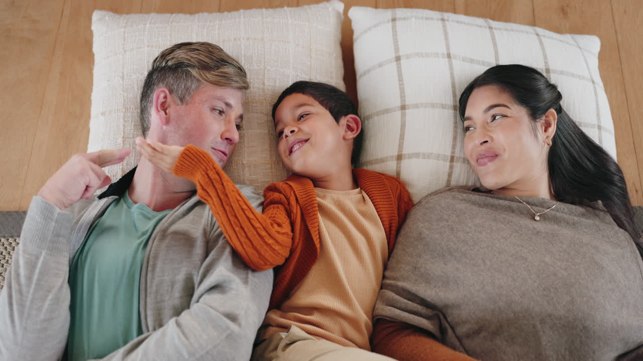 엄마, 아빠, 아이가 침대에 누워 있습니다.