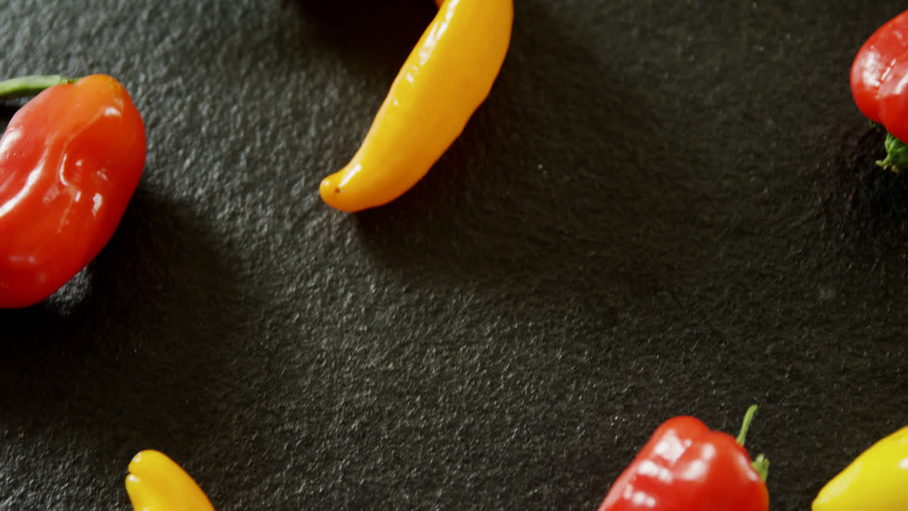 노란색과 은 칠리 페퍼 4k