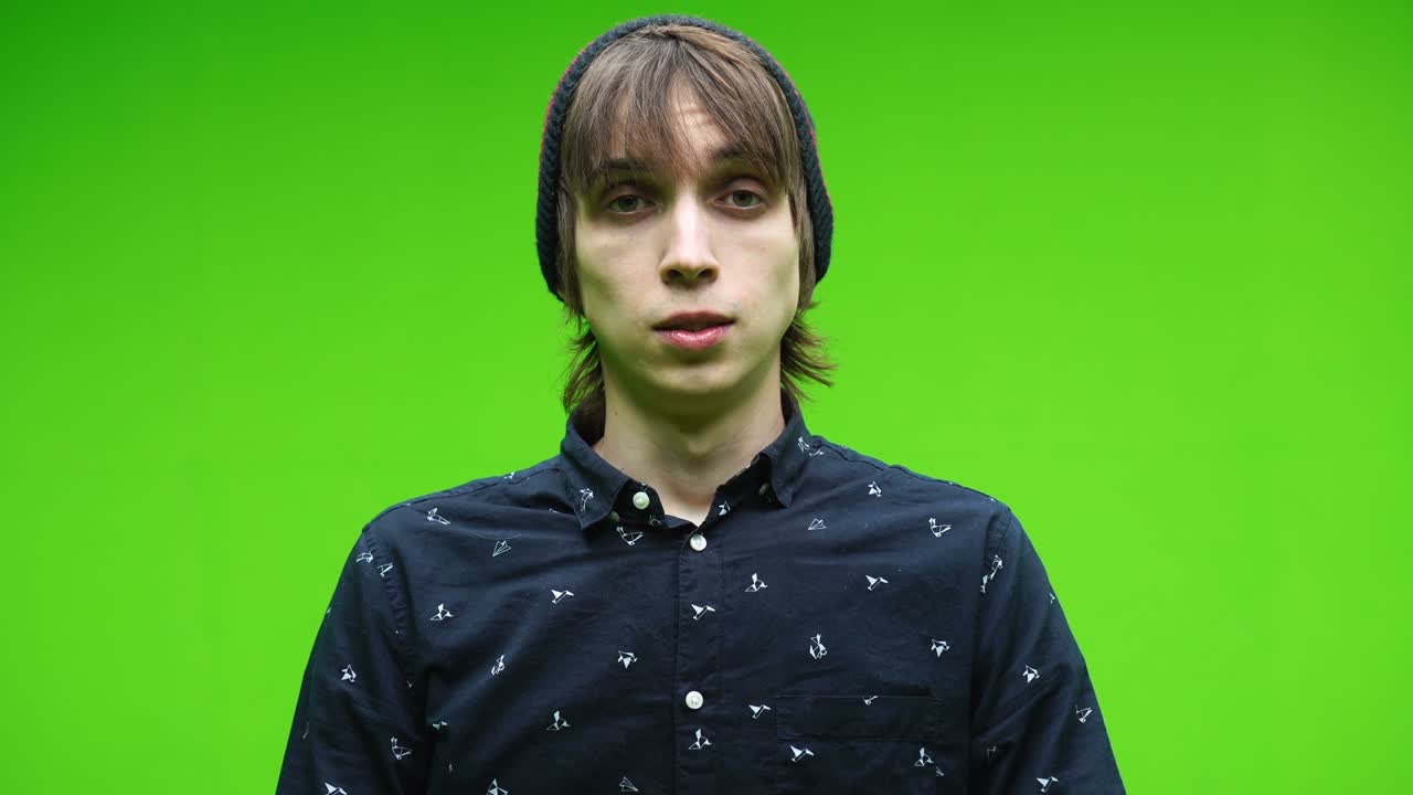 제거 가능한 크로마 키 배경에 대한 충격과 와우 놀란 감정의 백인 남자