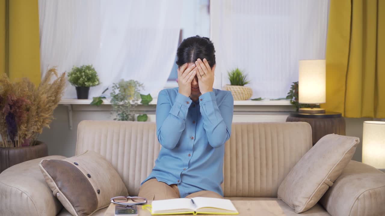 자기 자신에게 화를 내고 결함이 있는 젊은 여성.