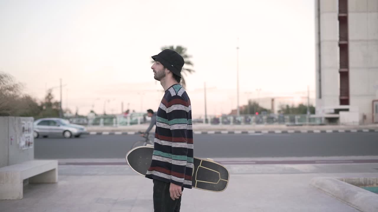 Byscene med cyklist og skater