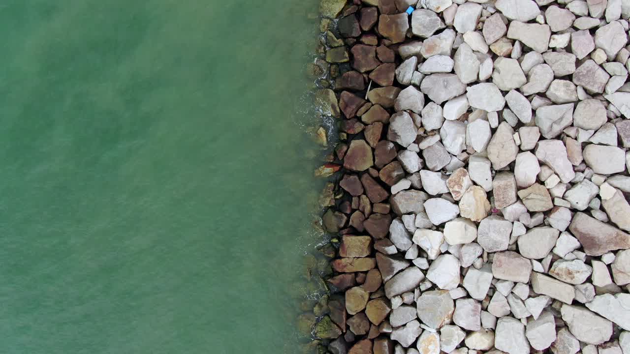 rompeolas de piedra artificial, vista aérea de arriba hacia abajo