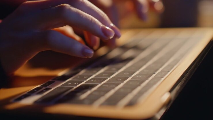 Nærbillede af kvindelige hænder, der taster på bærbar computers tastatur. Aften hjemmekontor freelancearbejde.