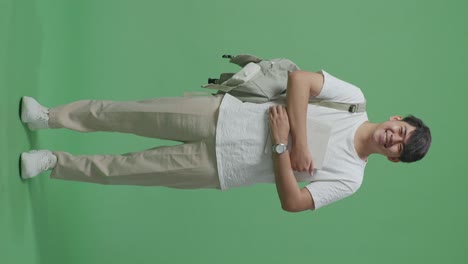 배과 책을 가진 학생