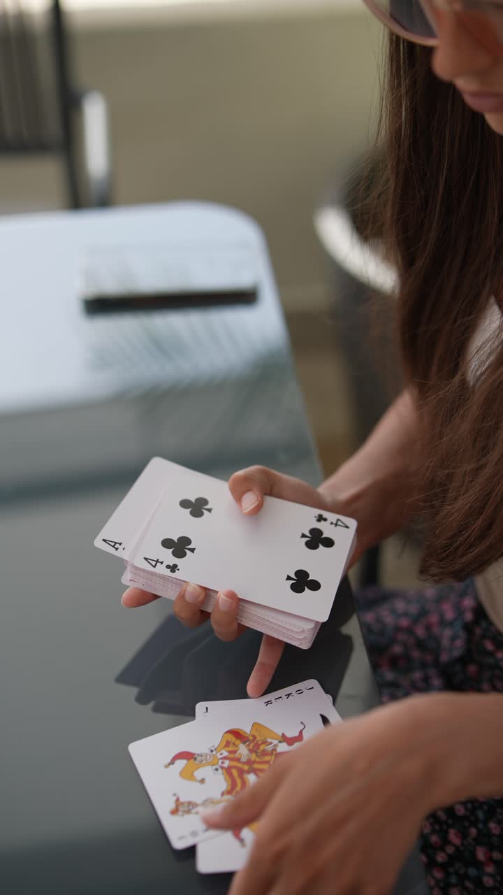 mujer leyendo tarjetas al aire libre