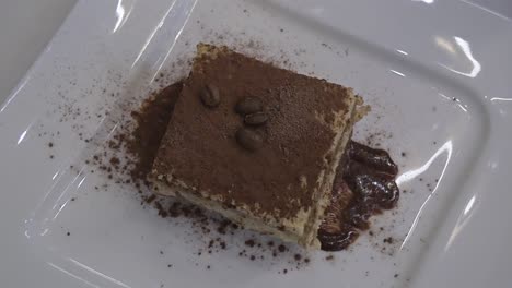 Postre-Tiramisú-Con-Café-En-Un-Restaurante-Italiano