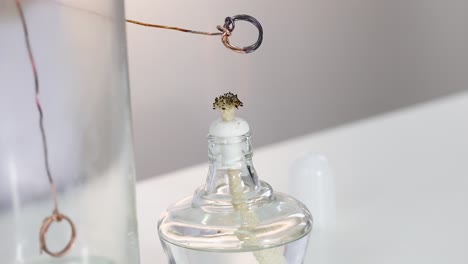 el alambre de cobre reacciona con la acetona en una configuración de laboratorio