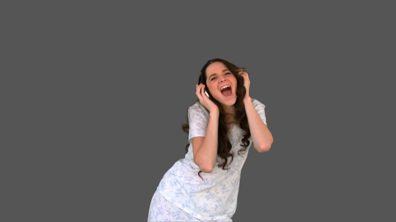 Giovane modella felice vestita che ascolta musica.