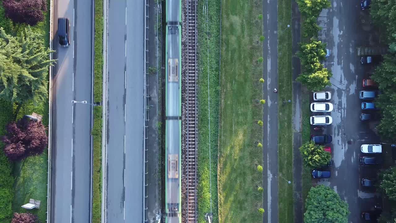 거리 교통 및 도시 지역에서 기차를 떠나는 공중 하향식 보기