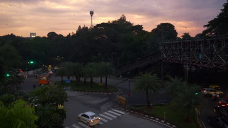 ciudad de bangalore puesta de sol cielo tráfico calle puente peatonal panorama 4k india