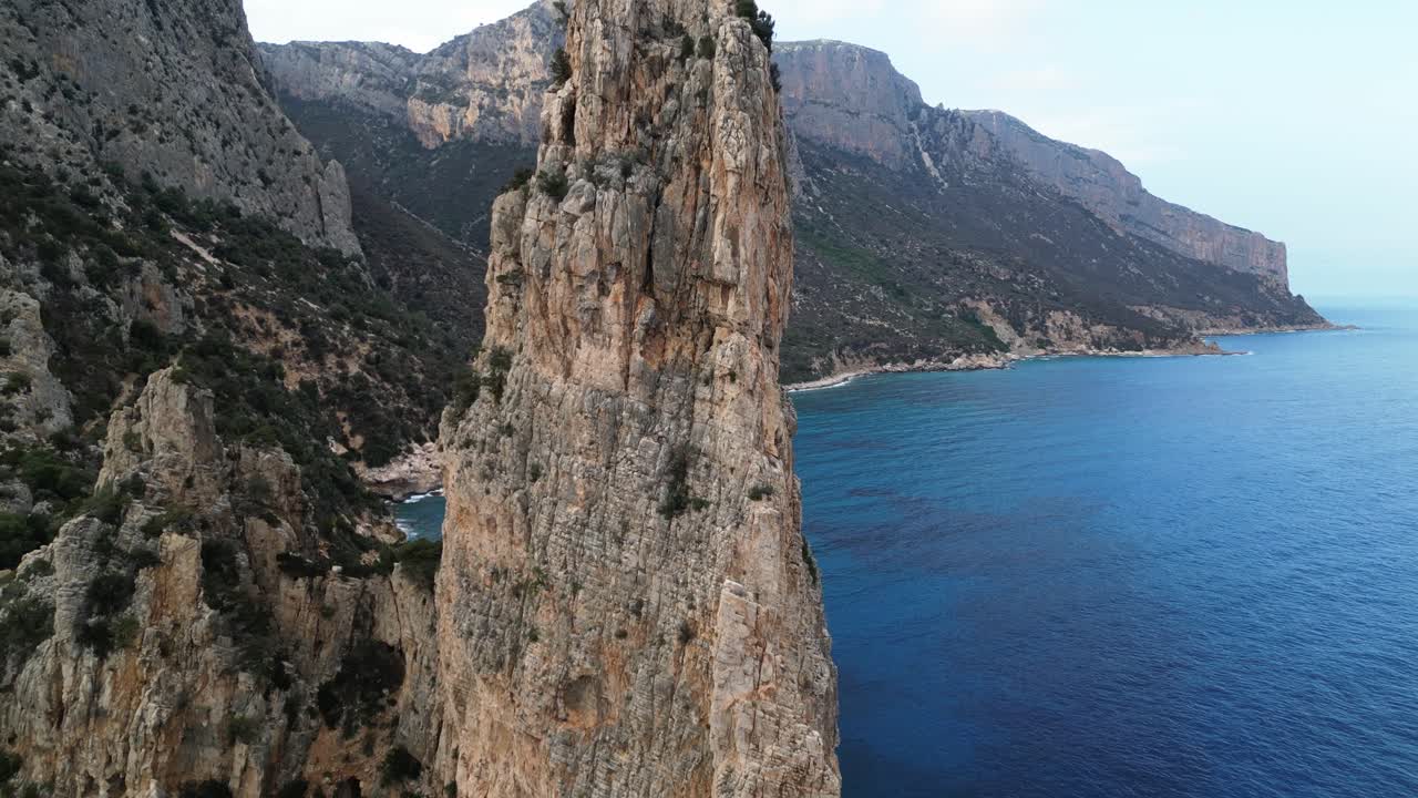 Splendida Vista Aerea di una Drammatica Scogliera Costiera