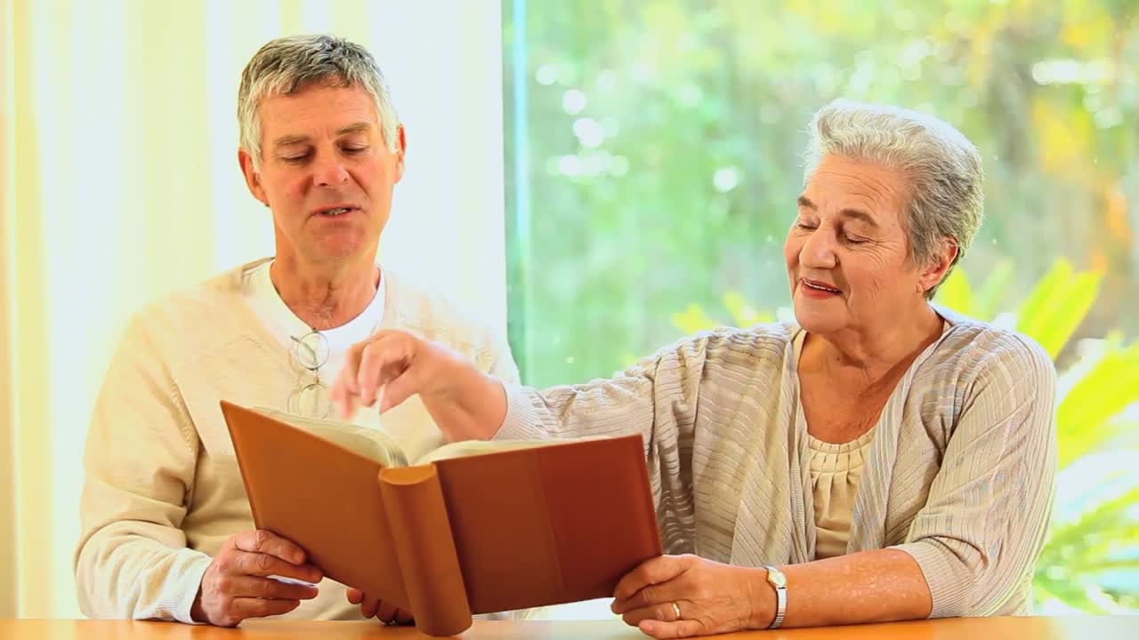 성숙 한 부부 는 추억 을 공유 한다