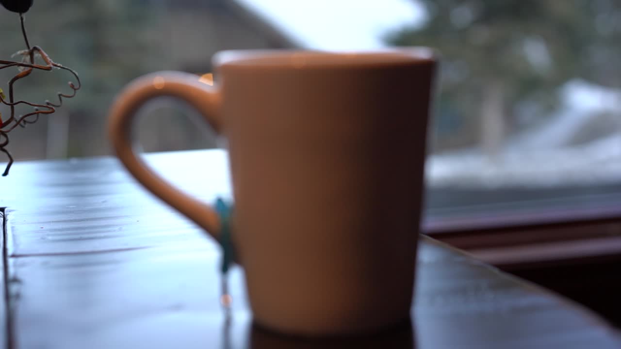 focus pulling on coffee cup