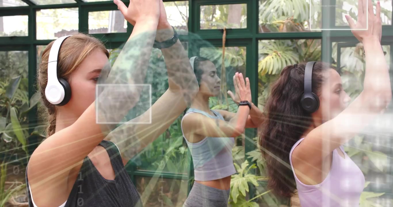 Tre donne che alzano le braccia in una serra, attivando overlay HUD che raccolgono dati sul fitness