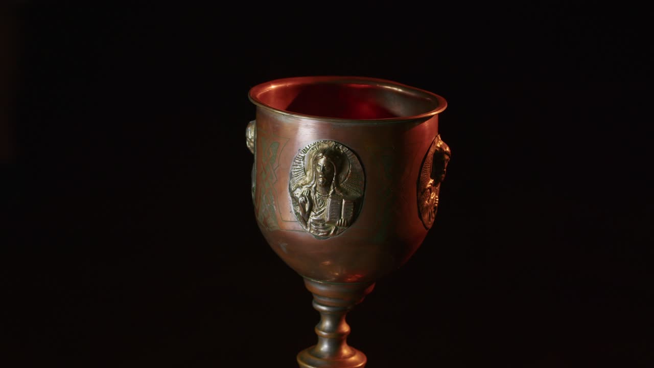 медная чаша для христианского обряда. найдена во время раскопок. старинные ювелирные изделия. религия. крупный план
