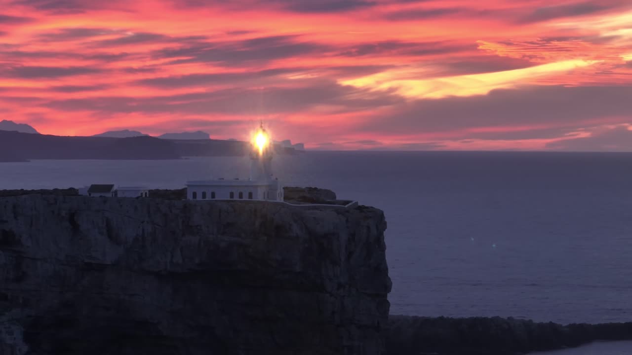 해가 지는 공중 빛나는 등대 cavalleria, menorca, 스페인 절벽, 바다 해안, 파노라마 경사, 골든 아워 스카이 라인