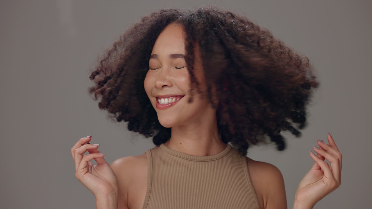 una mujer hermosa con el cabello rizado sonriendo