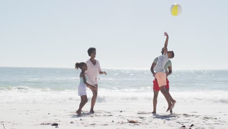 Glückliche-Afroamerikanische-Familie,-Die-Ball-Spielt-Und-Spaß-Am-Strand-Hat