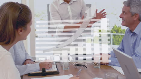 animación del procesamiento de datos financieros sobre diversas personas de negocios