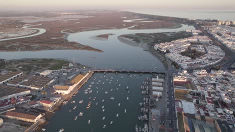 Boote-Ankerten-Im-Rio-Carreras-Neben-Der-Brücke-Infanta-Cristina,-Isla-Cristina