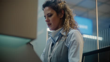 mujer trabajando en una computadora en una oficina