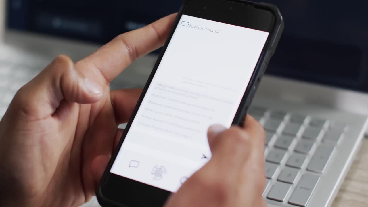 video de un hombre de negocios biracial usando un teléfono inteligente con chat con ia en pantalla blanca con espacio para copiar