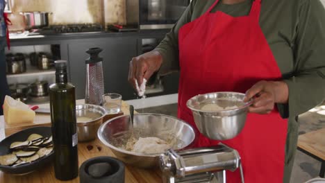 chef añadiendo más harina