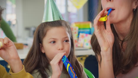 Mädchen-Mit-Eltern-Und-Freunden-Zu-Hause-Feiert-Geburtstag-Mit-Party-Und-Gebläsen