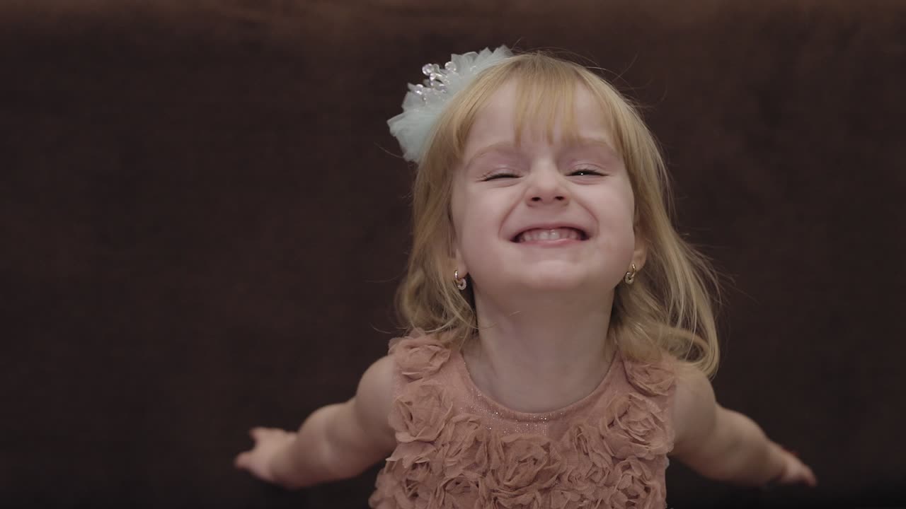 una niña feliz de tres años. una niña rubia linda. ojos marrones. una chica linda sonriendo