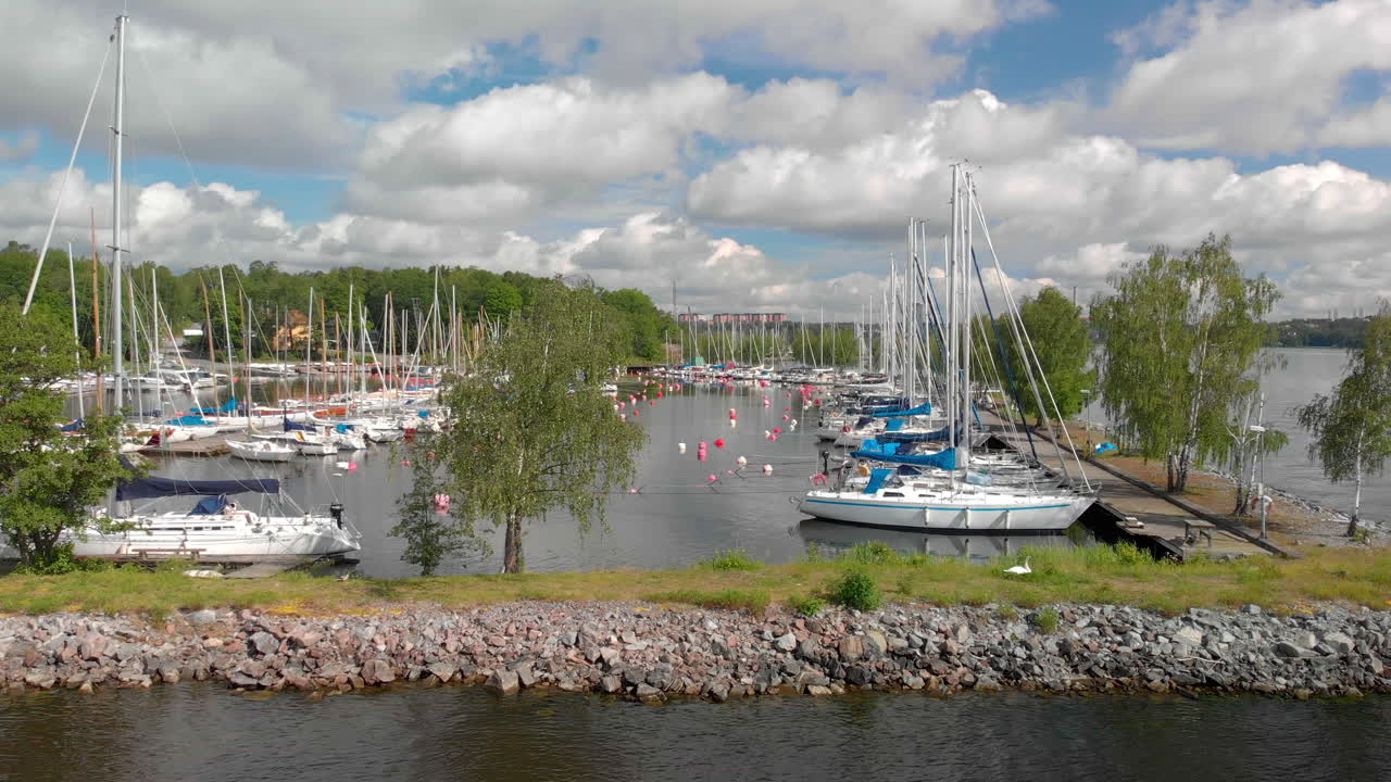 스웨덴 스홀름 의 작은 항구 의 공중 촬영