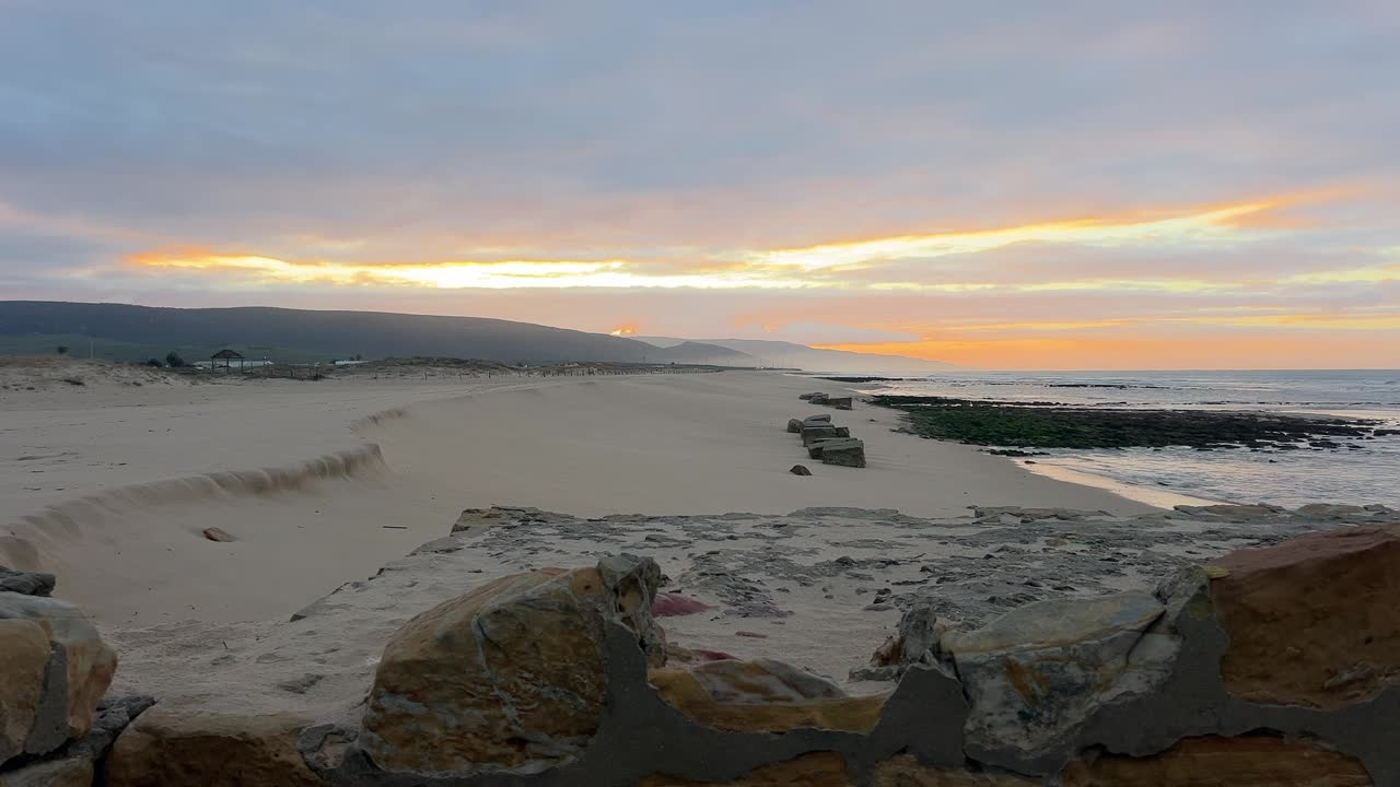 Strandaufnahme auf einem pierartigen Steinpfad bei Sonnenuntergang