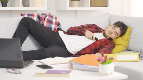 hombre perezoso quedándose dormido con el control remoto de la televisión en la mano.