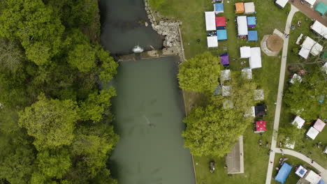 Blick-Aus-Der-Vogelperspektive-Auf-Den-Sager-Creek,-Der-Durch-Siloam-Springs-Arkansas-Fließt