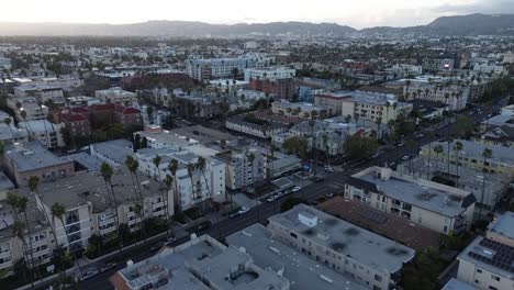 Empuje-Con-Drones-A-Través-De-Un-Denso-Barrio-Urbano-En-Los-Ángeles-Durante-La-Hora-Dorada