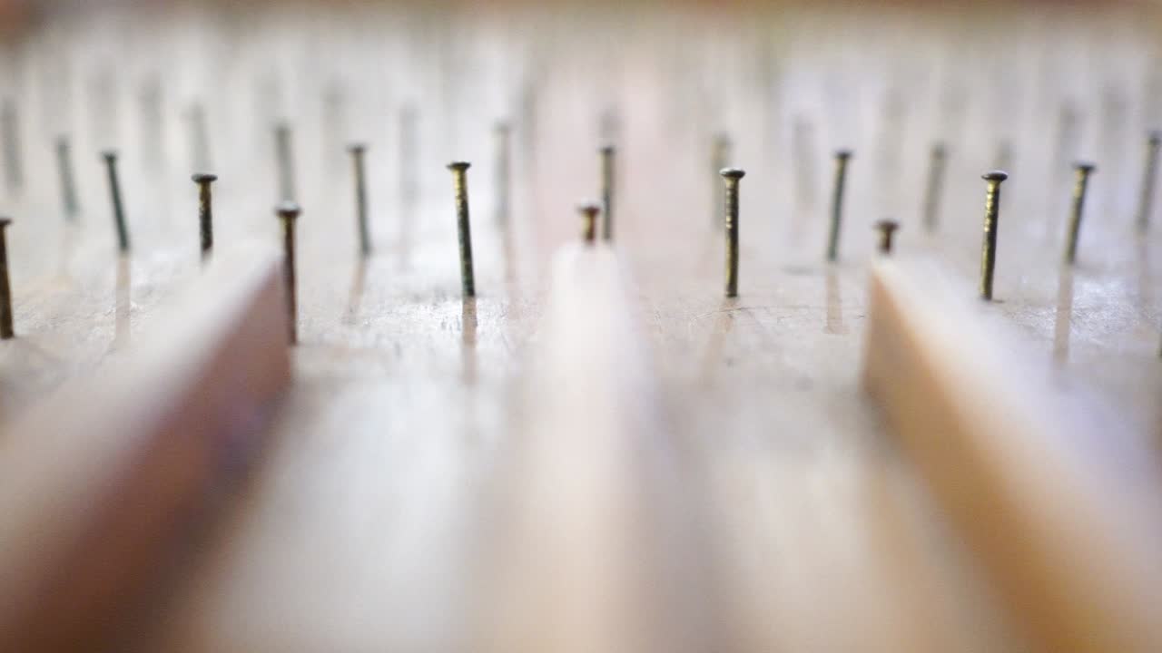 cerca de la mesa de pinball hecha de madera. las cuentas de vidrio rodan hacia abajo en la tabla de pinball. un juego jugado por un niño.