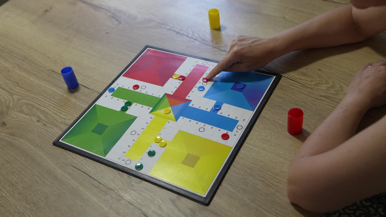 Gioco del Ludo su un tavolo di legno