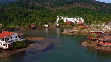 Menschen-Beim-Kajakfahren-In-Der-Lagune-Des-Verlassenen-Bungalow-Resorts-Koh-Chang