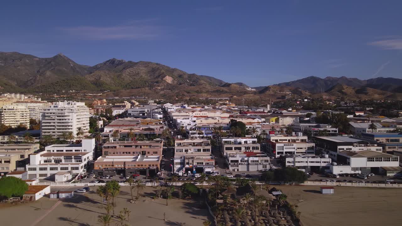 vista aérea 4k de la costa de marbella moviéndose hacia los lados, al sur de españa