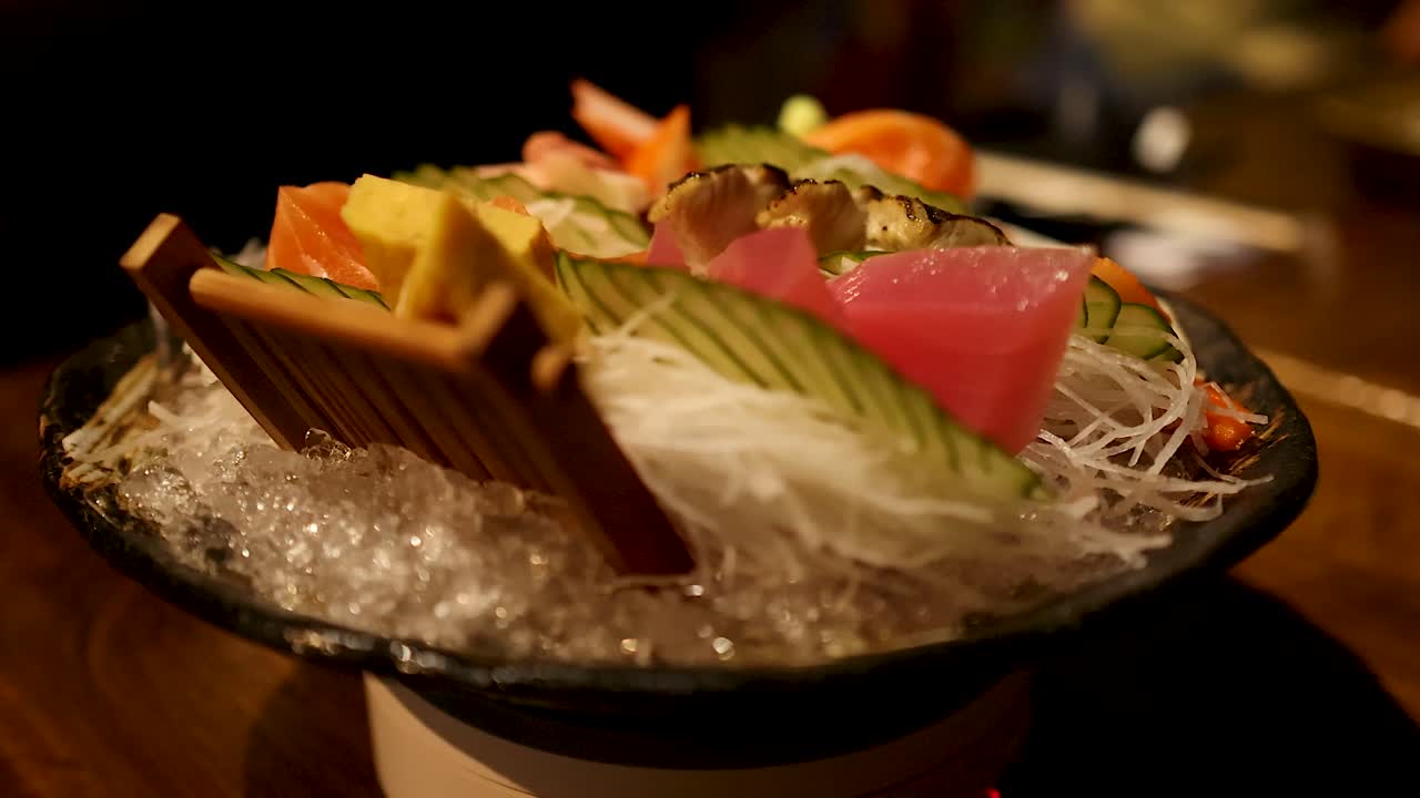 신선한 재료로 만든 다채로운 사시미 요리