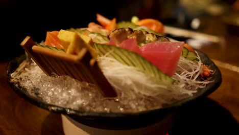 plato de sashimi colorido con ingredientes frescos