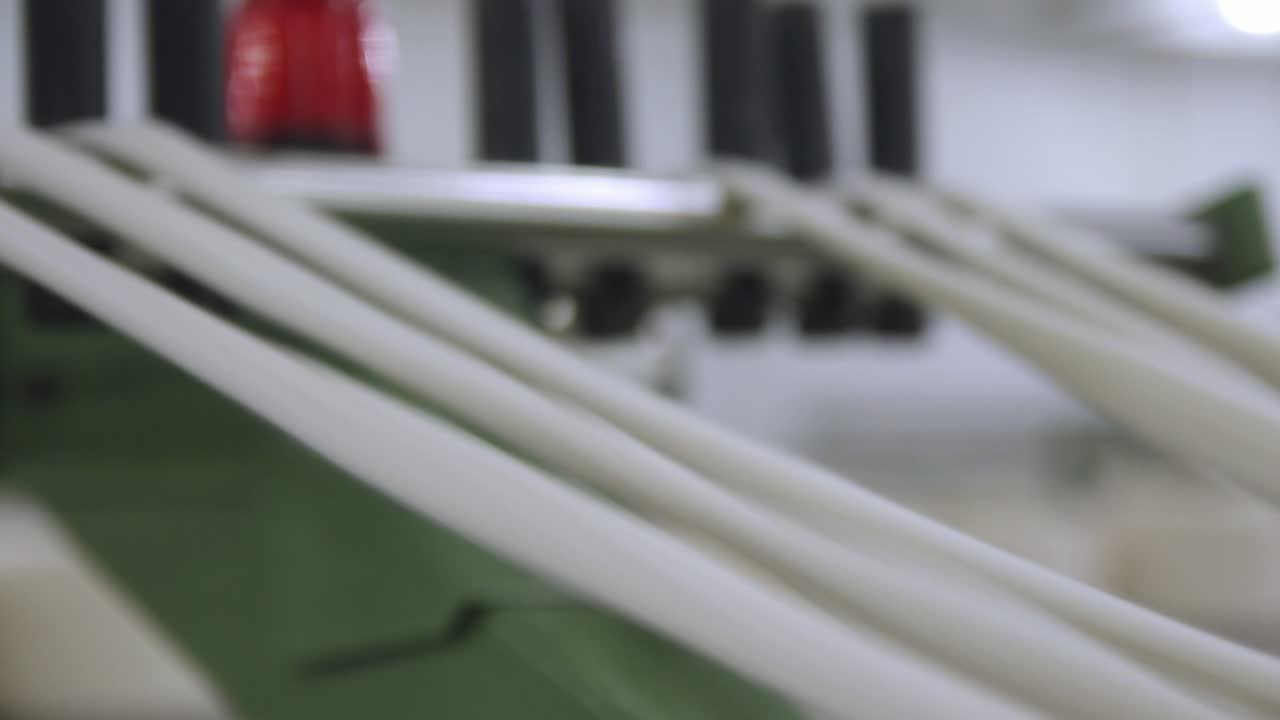 máquina de hilado industrial que convierte las fibras en hilo en un molino textil